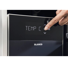 Doigt actionnant l affichage numérique de la température avec commande tactile sur un appareil de cuisine Blanco