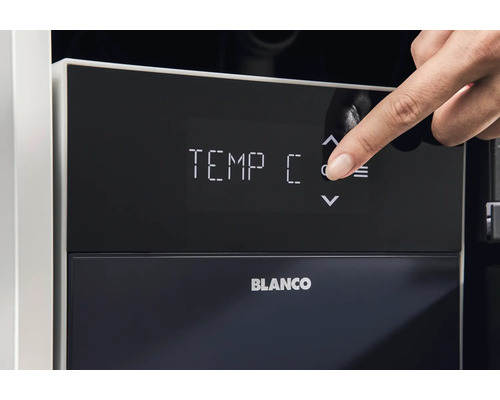 Doigt actionnant l affichage numérique de la température avec commande tactile sur un appareil de cuisine Blanco