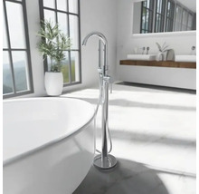 Freistehende Badewannenarmatur mit Handbrause in einem modernen hellen Badezimmer mit Badewanne.