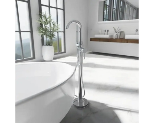 Freistehende Badewannenarmatur mit Handbrause in einem modernen hellen Badezimmer mit Badewanne.