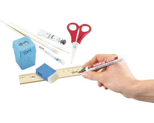 Set mit Bastelutensilien wie Stifte, Lineal, Radiergummi, Spitzer, Schere und Pinsel zum Zeichnen und Werken.