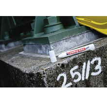 Marqueur industriel Edding 950 Industry Painter pour surfaces en béton avec marquage manuscrit