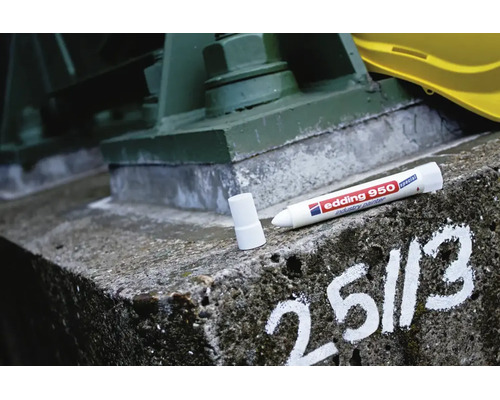 Marqueur industriel Edding 950 Industry Painter pour surfaces en béton avec marquage manuscrit
