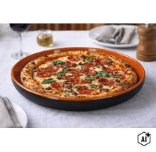 Eine runde Pizzapfanne mit belegter Pizza auf einem gedeckten Tisch. (Image AI modified or generated)