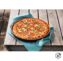 Eine runde Pizza mit Salami und Pilzen serviert in einer Backform auf einem hölzernen Untergrund mit einem Tuch. (Image AI modified or generated)