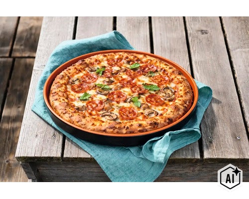 Eine runde Pizza mit Salami und Pilzen serviert in einer Backform auf einem hölzernen Untergrund mit einem Tuch. (Image AI modified or generated)