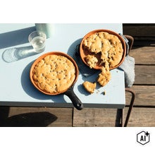 Zwei Pfannen mit frisch gebackenen Cookies auf einem Tisch im Freien. (Image AI modified or generated)