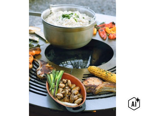 Feuerstelle mit Grillplatte, auf der Fleisch, Maiskolben und Pilze zubereitet werden, darüber ein Kochtopf mit Reis. (Image AI modified or generated)