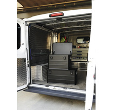 Zwei schwarze Aluminium Transportboxen von Alutec im Laderaum eines Transporters für sichere Werkzeugaufbewahrung und Transport