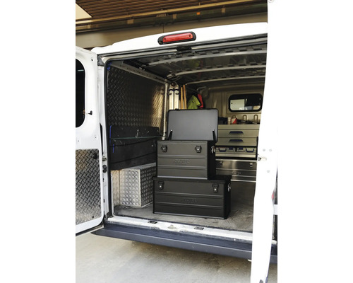 Zwei schwarze Aluminium Transportboxen von Alutec im Laderaum eines Transporters für sichere Werkzeugaufbewahrung und Transport