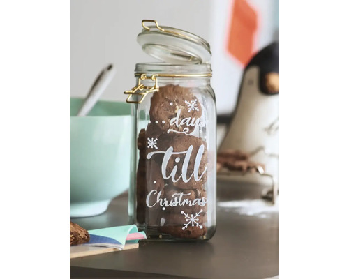 Un bocal en verre avec fermeture à étrier, rempli de biscuits et décoré de l inscription days till Christmas avec des flocons de neige.