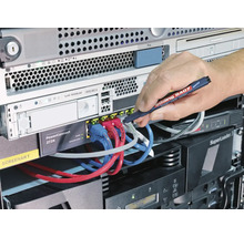 Eine Hand nutzt einen Edding 8407 Kabelmarker, um ein Netzwerkkabel in einem Serverschrank zu beschriften.