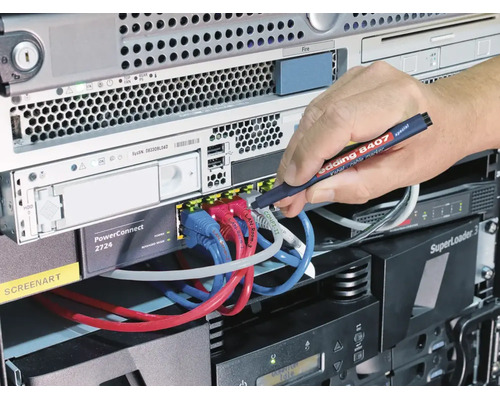 Eine Hand nutzt einen Edding 8407 Kabelmarker, um ein Netzwerkkabel in einem Serverschrank zu beschriften.