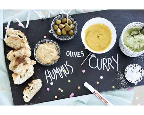 Ardoise noire avec inscription à la craie, servie avec du pain, des olives, du houmous et du curry, incluant un marqueur Edding pour écrire.
