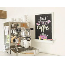 Machine expresso en acier inoxydable à côté d un tableau noir mural avec l inscription But First Coffee et un marqueur à craie Edling.