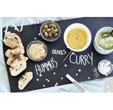 Ardoise noire avec inscription à la craie, servie avec du pain, des olives, du houmous et du curry, incluant un marqueur Edding pour écrire.