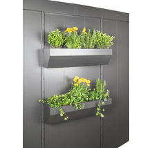Deux jardinières en métal montées au mur, garnies de diverses fleurs et herbes pour le jardinage vertical.