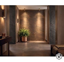Couloir moderne avec carreaux grand format aspect pierre, accentué par des appliques murales, une plante dans un pot en métal et un design sobre. (Image AI modified or generated)