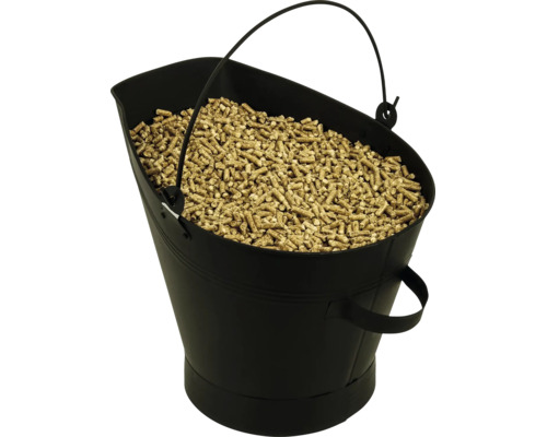 Ein schwarzer Metalleimer gefüllt mit Holzpellets für den Kamin oder Ofen.