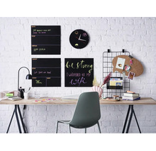Bureau à domicile moderne avec tableaux muraux, tableau en liège, horloge murale et bureau devant un mur en briques blanches.