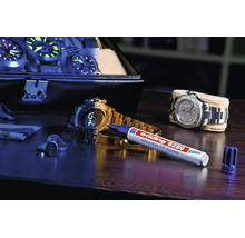 Marqueur UV Edding 8280 Securitas sur une table en bois avec des montres et des bijoux