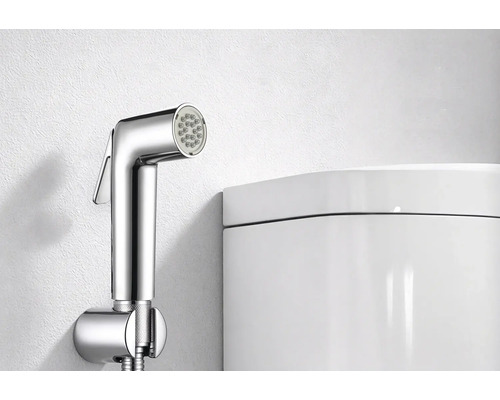 Douchette bidet avec support mural en métal finition brillante à côté d'un toilette
