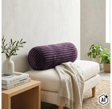 Coussin rond côtelé sur un banc avec une couverture dans un salon (Image AI modified or generated)