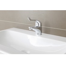 Waschtischarmatur aus Chrom auf einem Waschbecken
