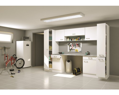 Atelier avec établi, panneau à outils, armoires hautes et vélo