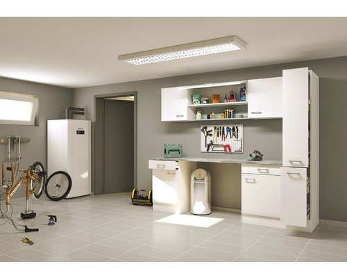 Atelier avec établi, outils et chauffage