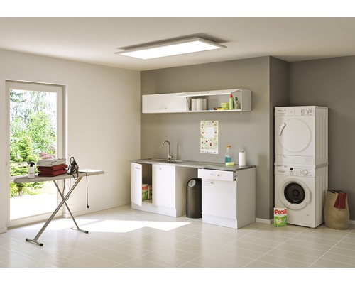 Buanderie lumineuse avec lave-linge, sèche-linge, planche à repasser et lavabo