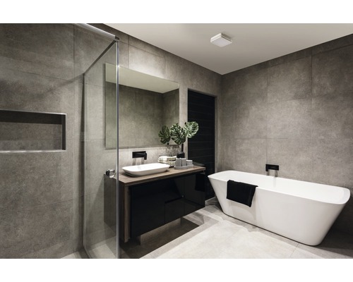 Salle de bain moderne avec douche, lavabo et baignoire îlot.