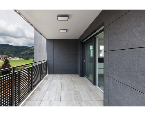 Balcon avec carrelage, garde-corps et porte coulissante