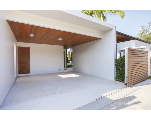 Geräumige Einfahrt mit Holztor und Deckenverkleidung