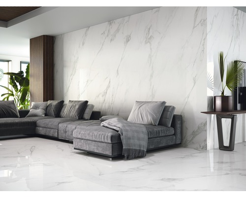 Salon avec canapé gris, décoration et carrelage mural et de sol aspect marbre