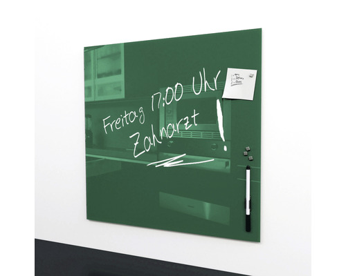 Grüne Glas Magnettafel mit Notizen, Stift und Magneten