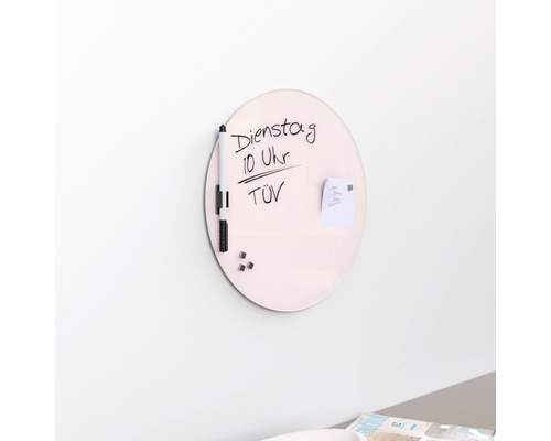 Runde Glas Magnettafel mit Notizen, Stift und Magneten an der Wand