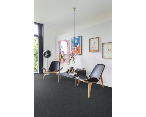 Wohnzimmer mit Teppichboden, zwei Stühlen und Tisch