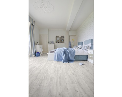 Heller Schlafzimmerraum mit Bett und Holzboden