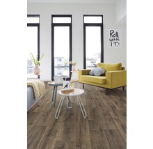 Séjour lumineux avec parquet, fauteuil et fenêtres