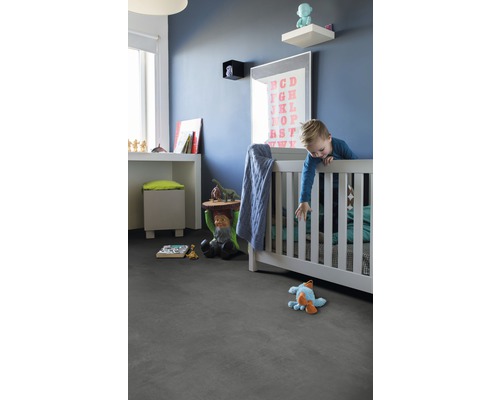 Chambre d''enfant avec lit, jouets et revêtement de sol gris.