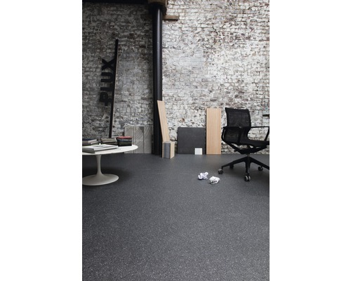 Büroraum mit Bodenbelag, Stuhl und Tisch vor Ziegelwand