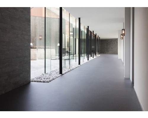 Innenaufnahme eines Flurs mit Bodenbelag, Glaswand und Aussenbereich