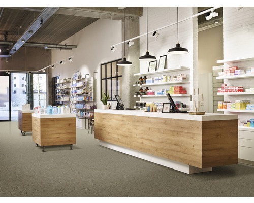 Vue intérieure d''une pharmacie lumineuse avec comptoir de vente, étagères et produits