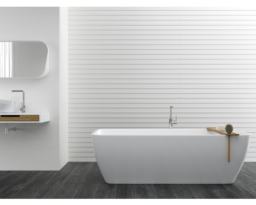 Badezimmer mit Badewanne, Waschbecken und Spiegel