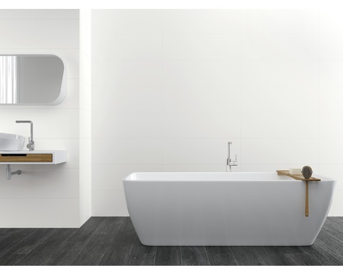 Salle de bains avec baignoire îlot, lavabo et miroir