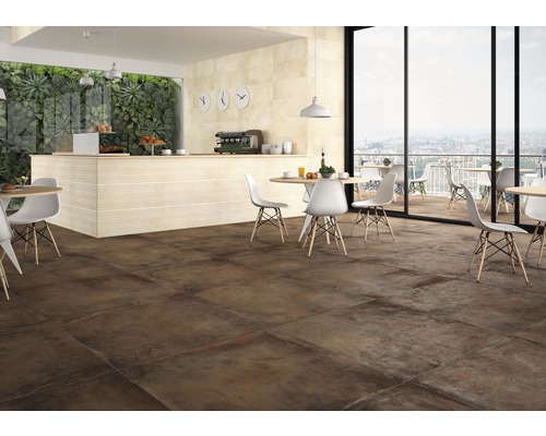 Vue intérieure avec des carreaux de sol marron, des tables et des chaises dans un café.