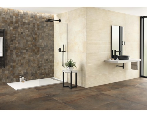 Badezimmer mit Dusche, Waschbecken und Bodenfliesen