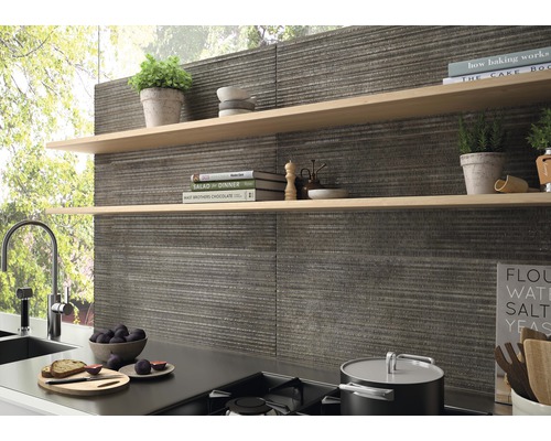 Küchenszene mit Spüle, Kochfeld, Holzregalen und Fliesenrückwand