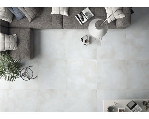 Helle Bodenfliesen in einem Wohnzimmer mit Sofa und Beistelltisch, für eine helle und freundliche Atmosphäre.